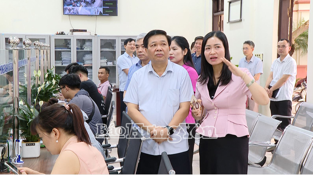 Lãnh đạo Trung tâm Phục vụ hành chính công xã Phụng Công báo cáo về quy trình vận hành