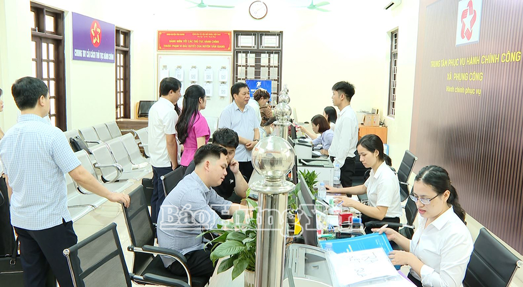 Phó Chủ tịch Thường trực UBND tỉnh Nguyễn Quang Hưng động viên VV88 dự đoán xổ số ba miền siêu chính xác, công chức tại Trung tâm Phục vụ hành chính công xã Phụng Công