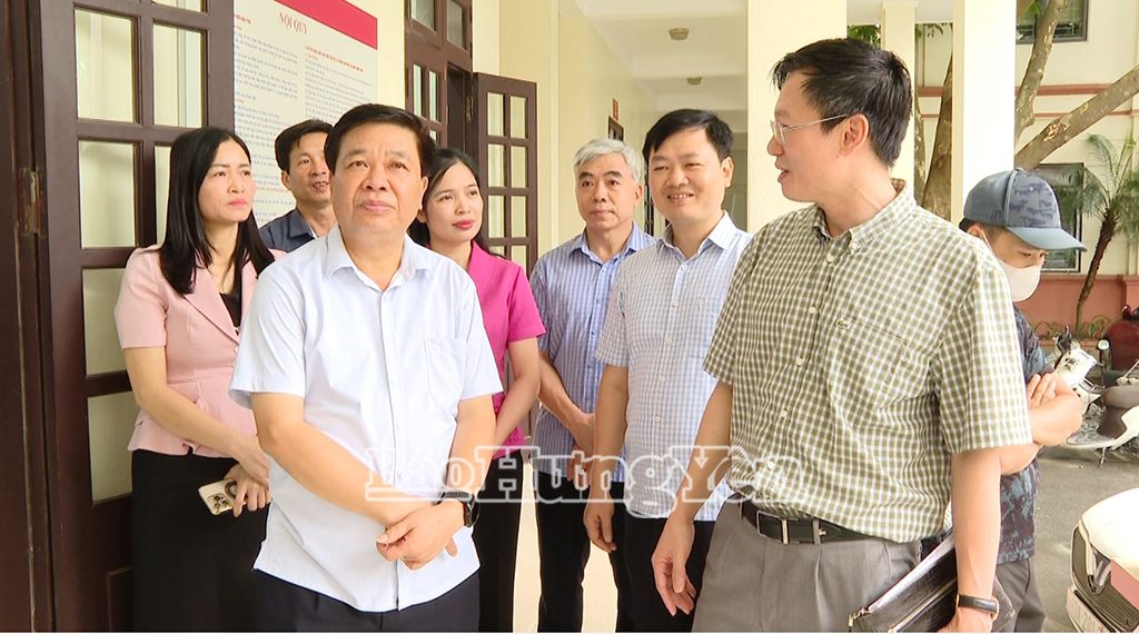 Phó Chủ tịch Thường trực UBND tỉnh Nguyễn Quang Hưng nghe lãnh đạo xã Phụng Công báo cáo kết quả vận hành từ ngày 1/7