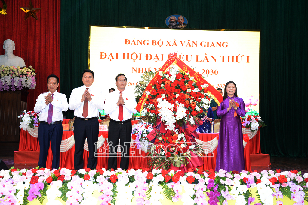 Đồng chí Trần Thị Tuyết Hương, Phó Chủ tịch HĐND tỉnh tặng hoa chúc mừng đại hội