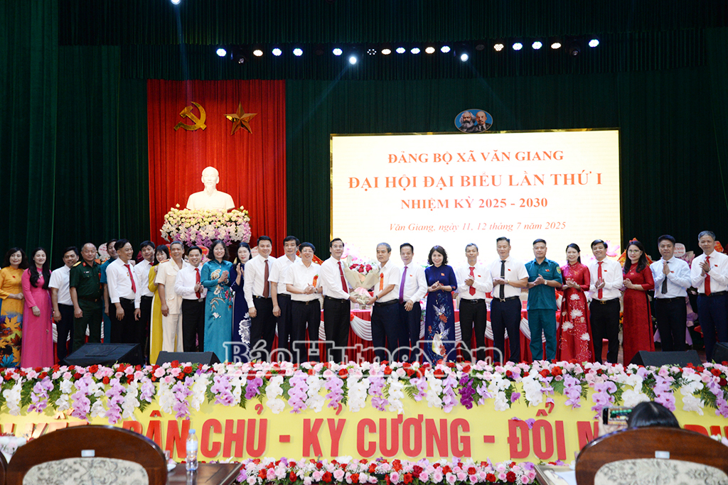 Các đại biểu tặng hoa chúc mừng BCH Đăng ký VV88 tặng 88k xã Văn Giang khóa I