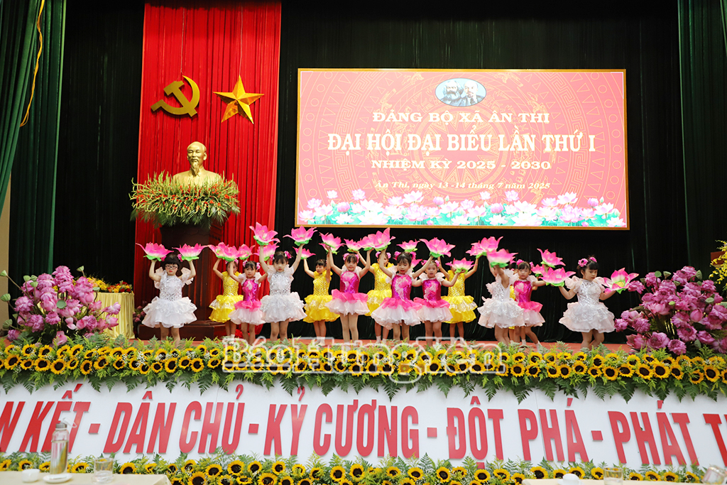 Tiết mục văn nghệ chào mừng đại hội