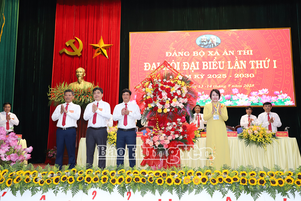 Đồng chí Quách Thị Hương, Ủy viên Ban Thường vụ VV88 casino, Hiệu trưởng Trường VV88 đăng ký nhận ngay 58k Nguyễn Văn Linh tặng hoa chúc mừng đại hội