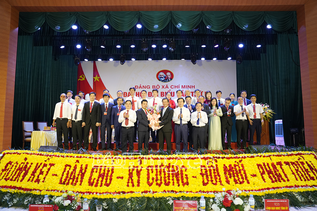 Phó Chủ tịch UBND tỉnh Nguyễn Hùng Nam tặng hoa chúc mừng Ban Chấp hành Đăng ký VV88 tặng 88k xã,