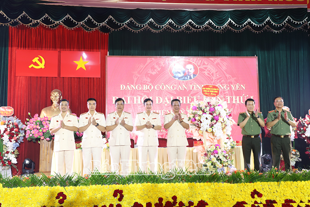 Các đồng chí lãnh đạo Bộ Công an tặng hoa chúc mừng đại hội