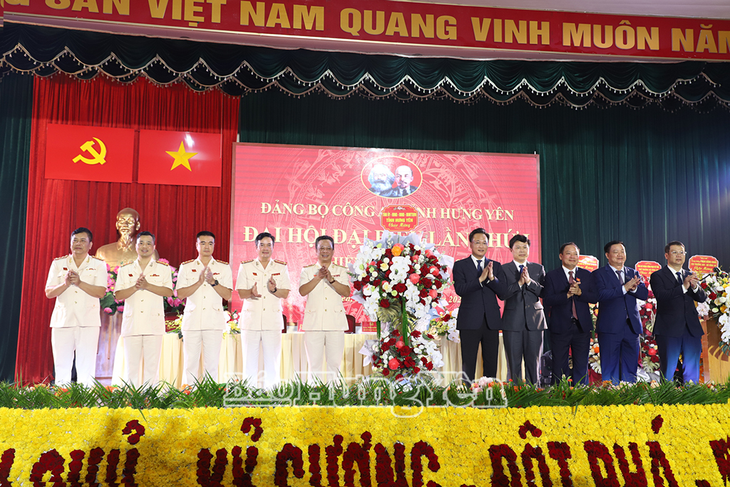 Các đồng chí lãnh đạo tỉnh tặng hoa chúc mừng đại hội