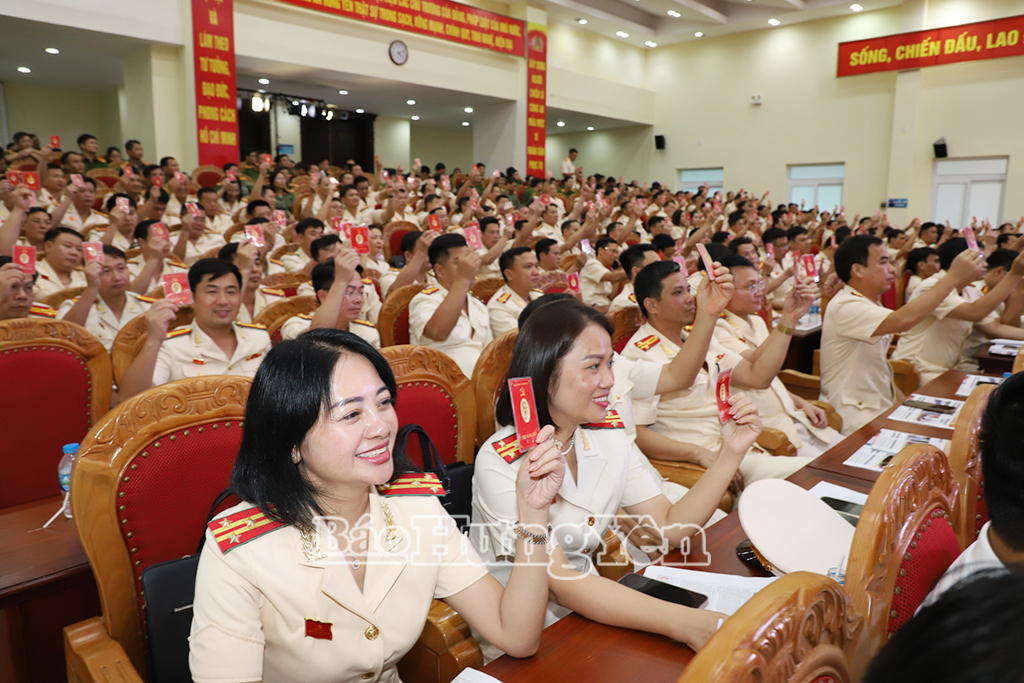 Các đại biểu biểu quyết thông qua nghị quyết đại hội