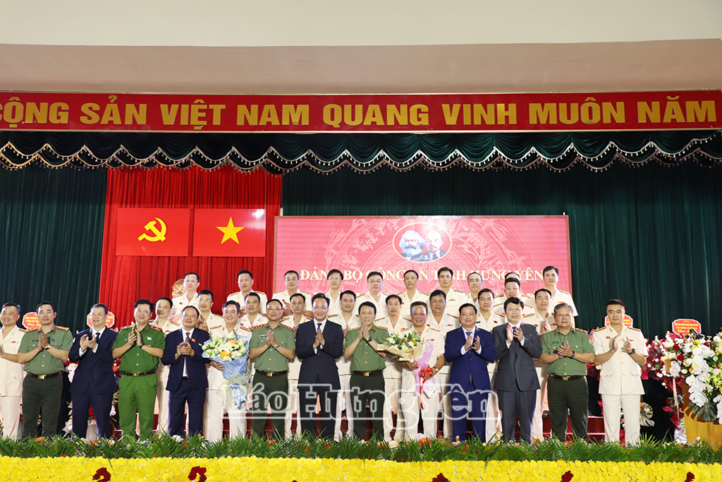 Các đồng chí lãnh đạo Bộ Công an, lãnh đạo tỉnh tặng hoa chúc mừng Ban Chấp hành Đăng ký VV88 tặng 88k Công an tỉnh nhiệm kỳ 2025 - 2030