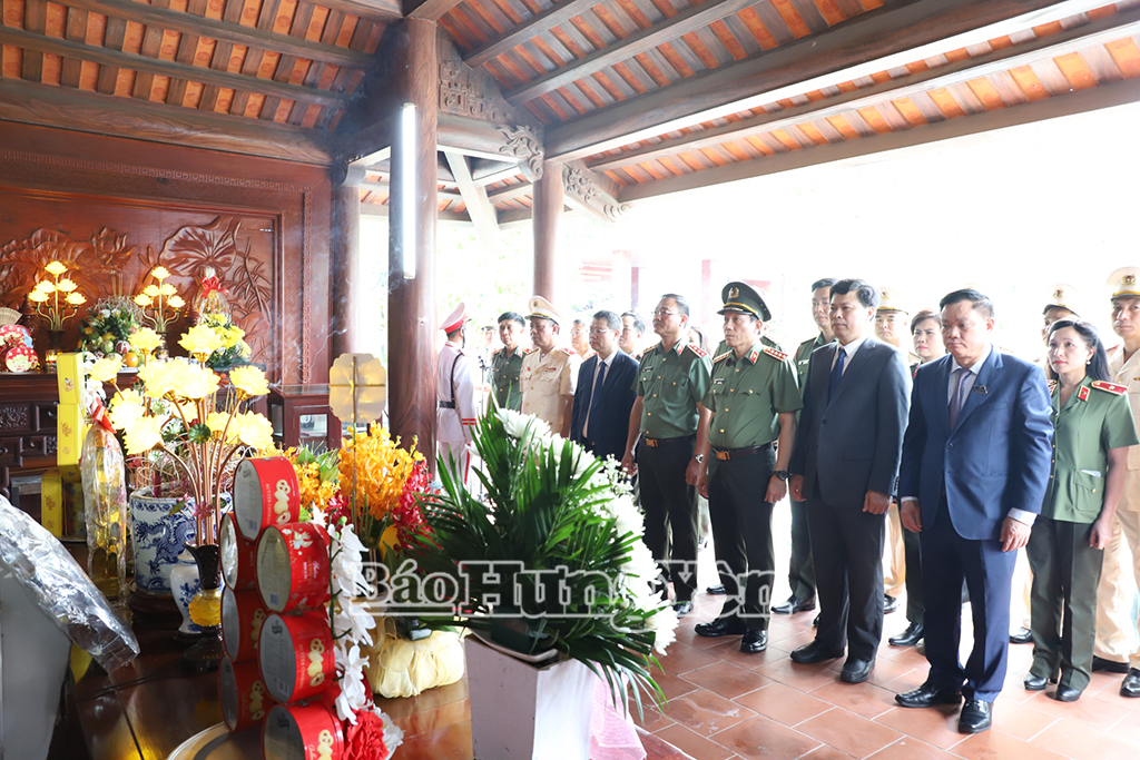 Các đại biểu dâng hoa, dâng hương tại Đền thờ Anh hùng liệt sĩ Công an nhân dân Bùi Thị Cúc