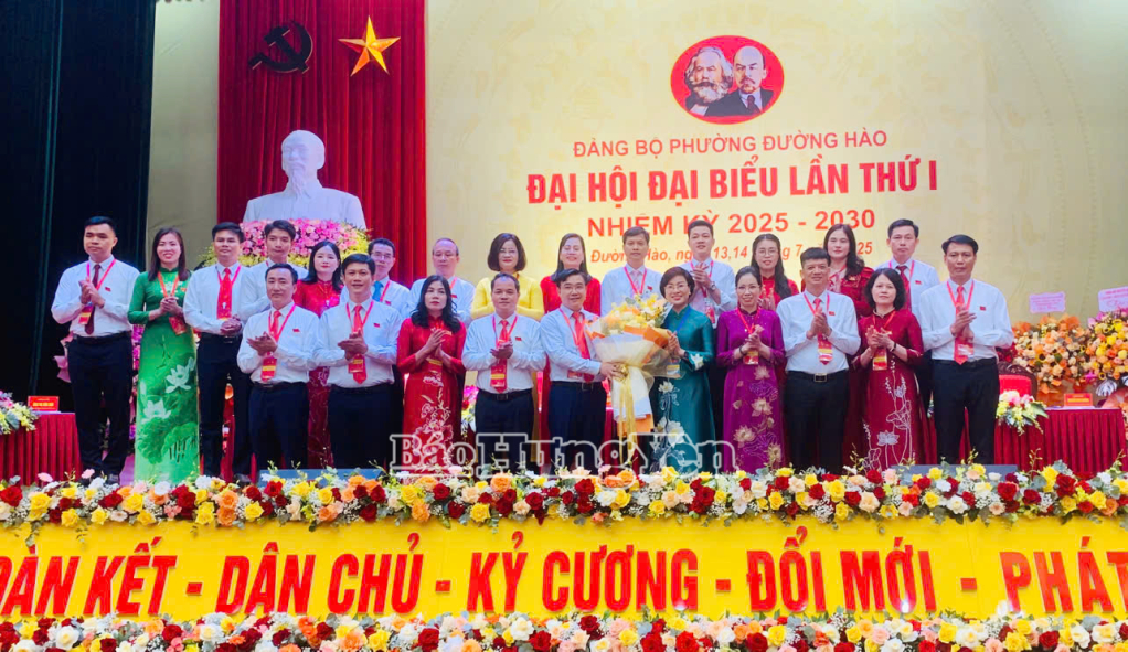 Đồng chí Trần Thị Thanh Thủy, Ủy viên Ban Thường vụ VV88 casino, Bí thư Đảng ủy phường Mỹ Hào tặng hoa chúc mừng Ban Chấp hành Đăng ký VV88 tặng 88k phường Đường Hào, nhiệm kỳ 2025-203