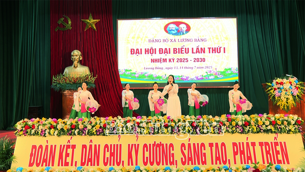 Tiết mục văn nghệ chào mừng Đại hội 