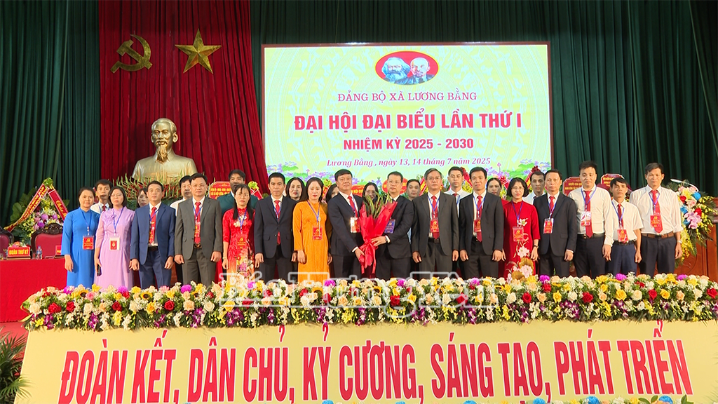 Đồng chí Nguyễn Mạnh Hùng, Phó Bí thư Tỉnh uỷ, Chủ tịch Uỷ ban MTTQ Việt Nam tỉnh tặng hoa chúc mừng Ban Chấp hành Đăng ký VV88 tặng 88k xã Lương Bằng lần thứ I, nhiệm kỳ 2025 - 2030