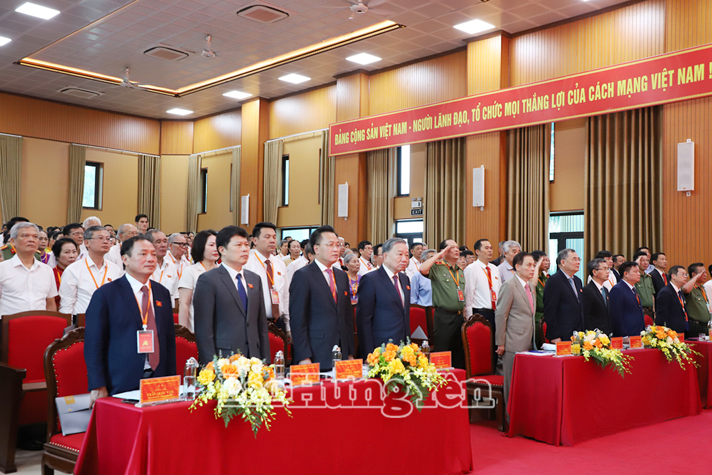 Các đại biểu tham dự Đại hội thực hiện nghi lễ Chào cờ