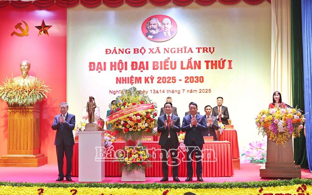 Tổng Bí thư Tô Lâm tặng hoa chúc mừng Đại hội