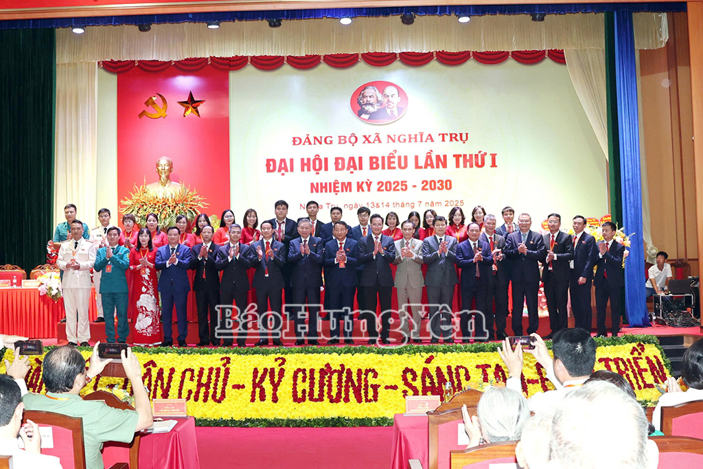 Tổng Bí thư Tô Lâm và các đồng chí Thường trực VV88 casino chụp ảnh lưu niệm với Ban Chấp hành Đăng ký VV88 tặng 88k xã Nghĩa Trụ nhiệm kỳ 2025 -2030