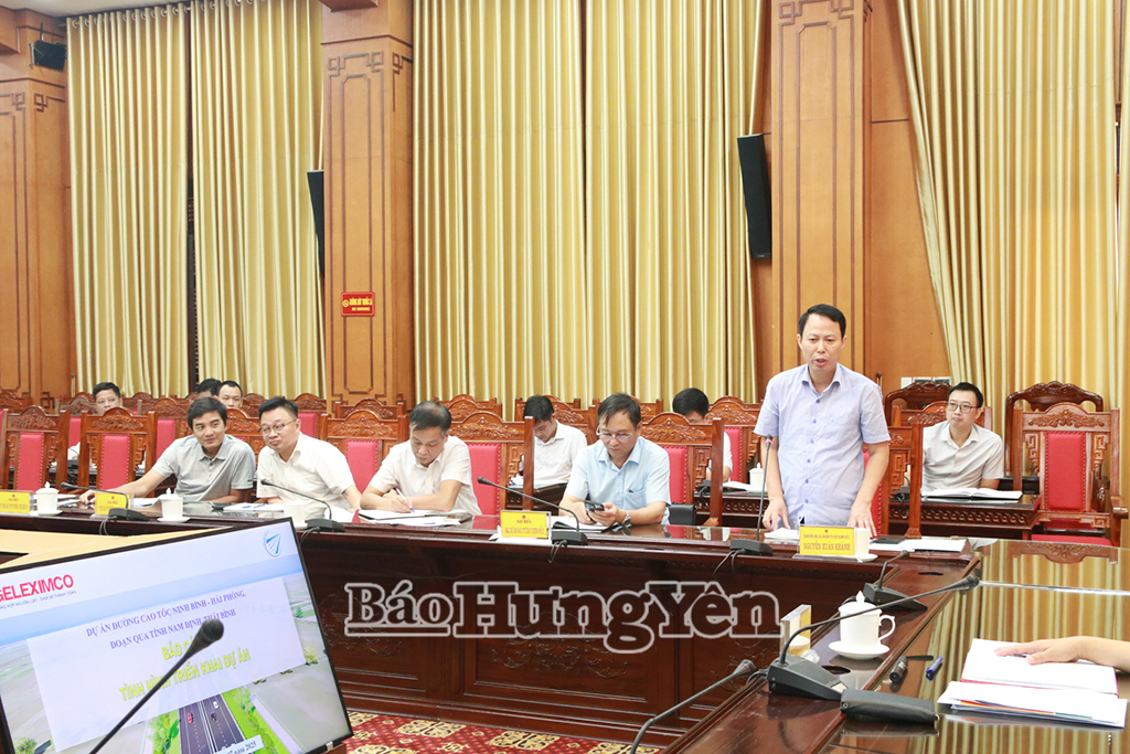 Lãnh đạo Ban Quản lý dự án đầu tư xây dựng số 2 phát biểu tại cuộc họp.