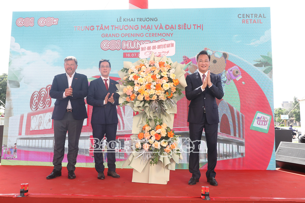 Đồng chí Bí thư Tỉnh uỷ Nguyễn Hữu Nghĩa tặng hoa chúc mừng siêu thị Go! VV88id nổ hũ