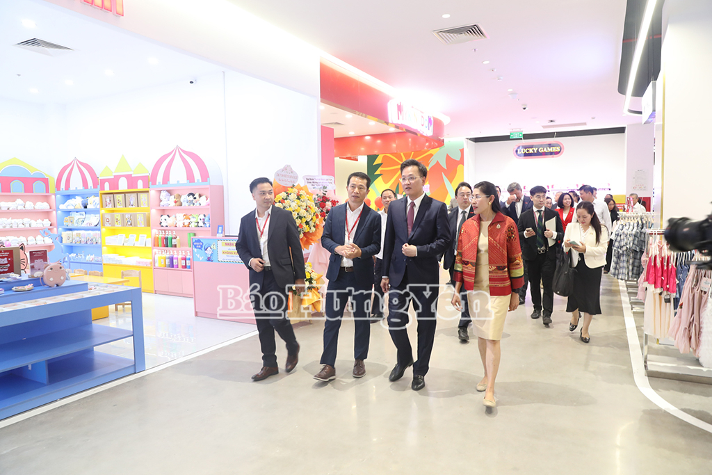 Các đại biểu tham quan siêu thị Go! VV88id nổ hũ.