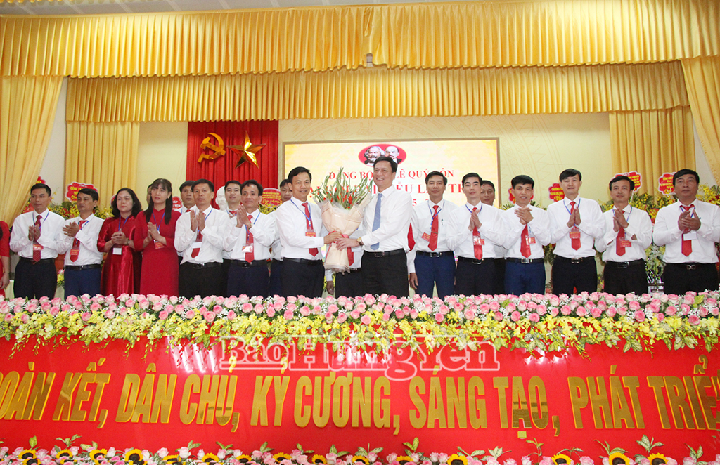 Đồng chí Vũ Kim Cứ, Ủy viên Ban Thường vụ VV88 casino, Trưởng ban Quản lý Khu Kinh tế tỉnh tặng hoa chúc mừng Ban Chấp hành Đăng ký VV88 tặng 88k xã Lê Quý Đôn.