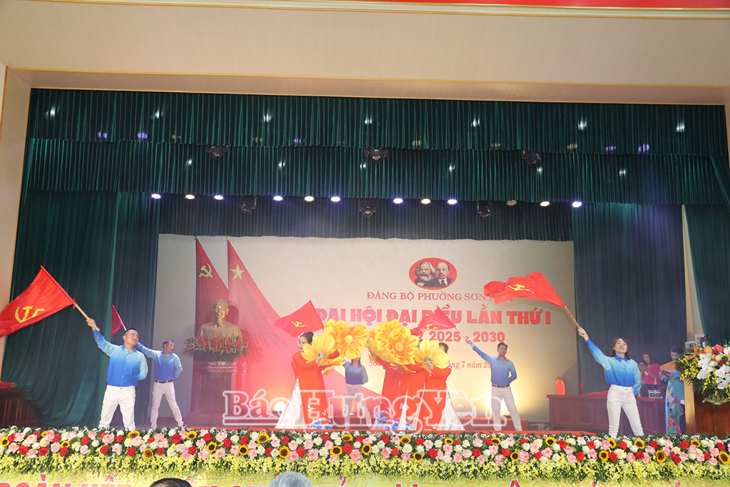 Chương trình văn nghệ chào mừng đại hội.