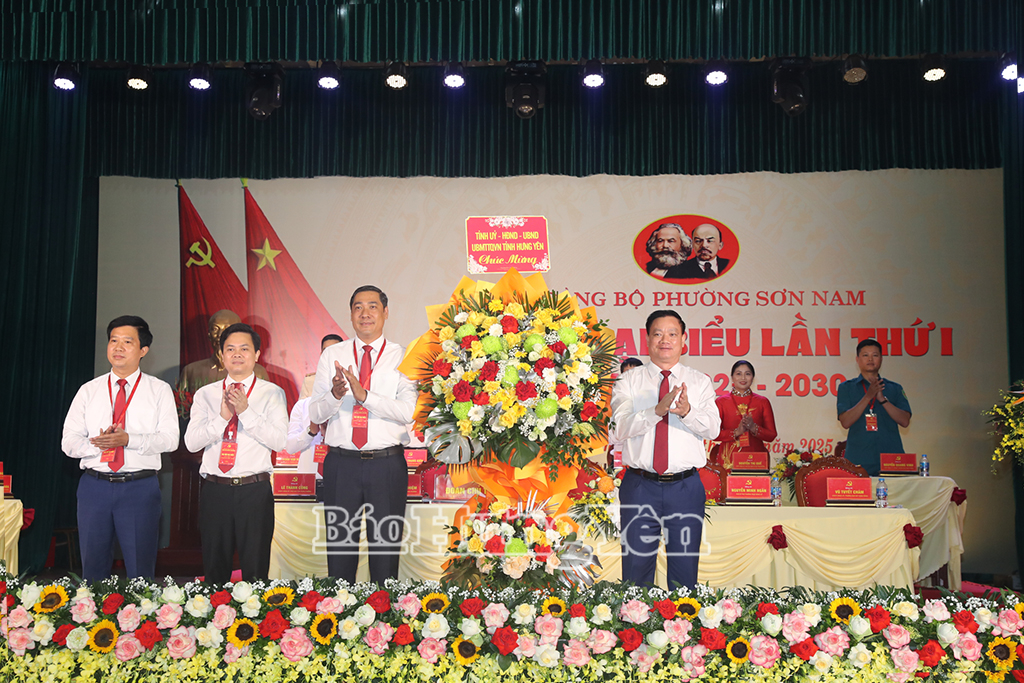 Đồng chí Chủ tịch UBND tỉnh Nguyễn Khắc Thận tặng hoa chúc mừng đại hội.