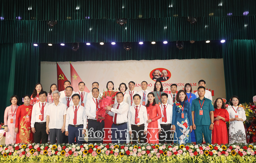 Các đại biểu tặng hoa chúc mừng Ban Chấp hành Đăng ký VV88 tặng 88k phường Sơn Nam nhiệm kỳ 2025 - 2030.