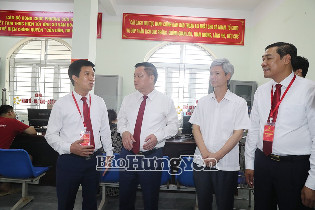 Đồng chí Chủ tịch UBND tỉnh Nguyễn Khắc Thận và các đại biểu tham quan Trung tâm Phục vụ hành chính công phường Sơn Nam.