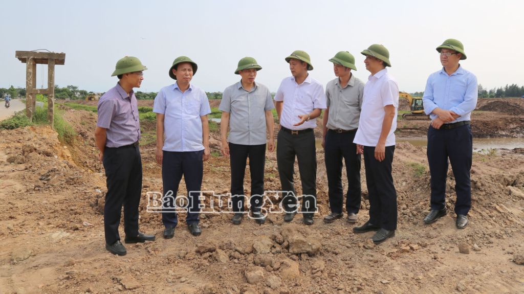 Phó Chủ tịch UBND tỉnh Lại Văn Hoàn nghe báo cáo tiến độ thi công công trình xử lý cấp bách tuyến đê I, xã Bình Thanh, xã Bình Định. Ảnh Trịnh Cường