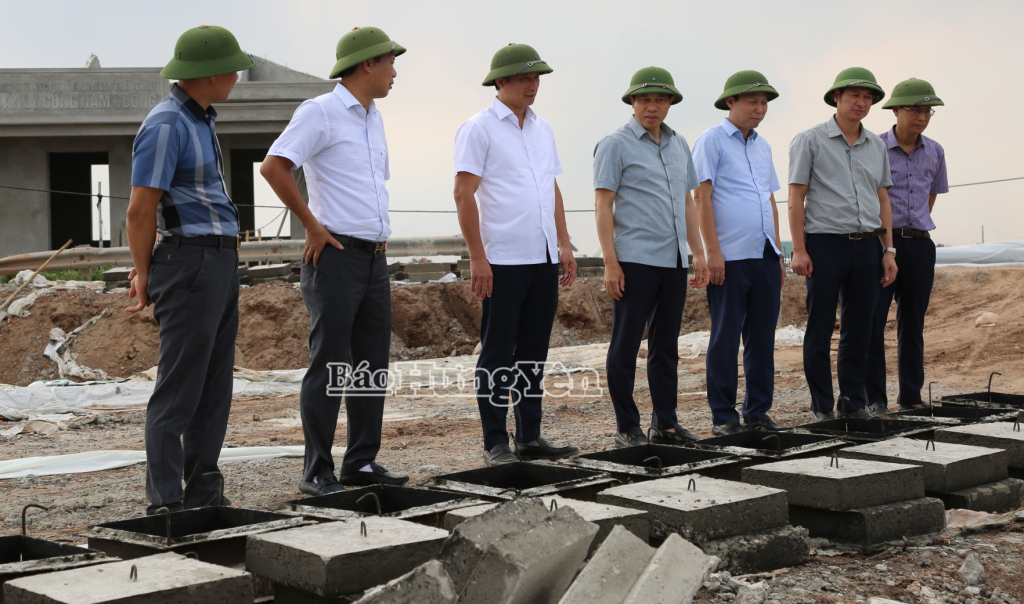 Phó Chủ tịch UBND tỉnh Lại Văn Hoàn kiểm tra công trình xử lý cấp bách đoạn đê biển số 5, xã Nam Cường. Ảnh: Trịnh Cường