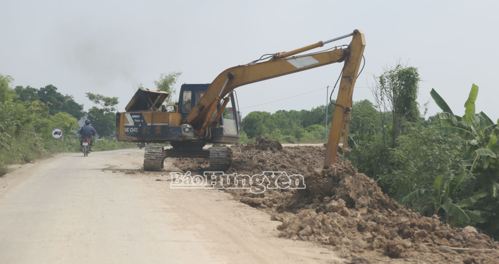 Nhân lực, trang thiết bị tập trung đào đắp mở rộng mặt cắt đê xã Vũ Tiên ứng phó với thiên tai. Ảnh Trịnh Cường