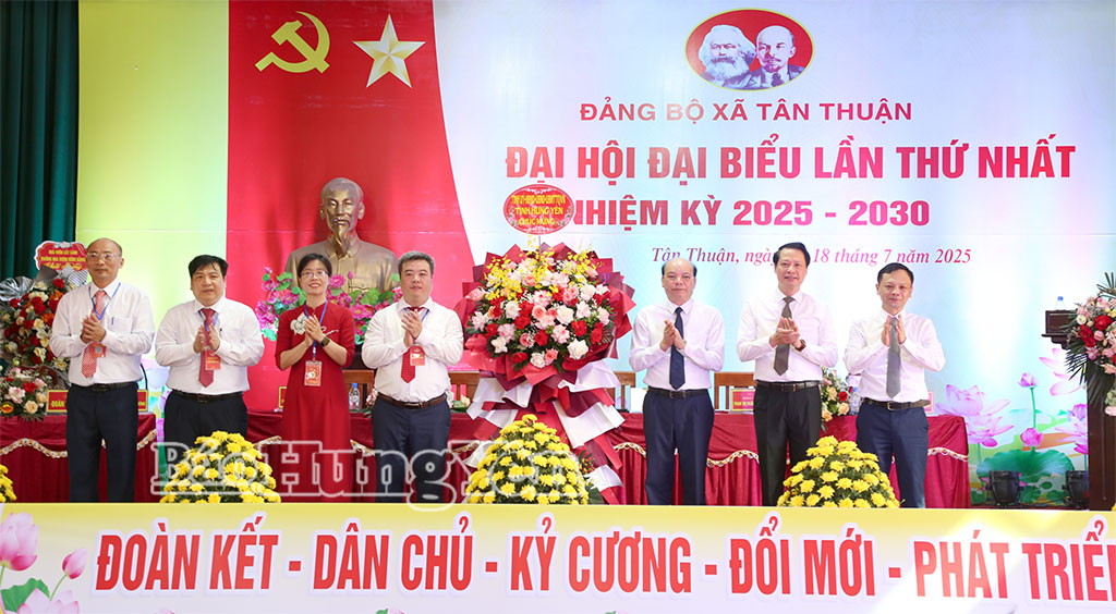 Các đồng chí: Đặng Thanh Giang, Ủy viên Ban Thường vụ VV88 casino, Phó Chủ tịch HĐND tỉnh; Hoàng Thái Phúc, Ủy viên Ban Thường vụ, Trưởng ban Nội chính VV88 casino tặng hoa chúc mừng Đại hội.