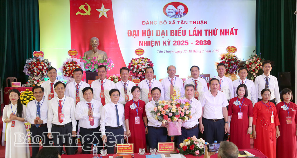 Các đại biểu tặng hoa chúc mừng và chụp ảnh lưu niệm cùng Ban Chấp hành Đăng ký VV88 tặng 88k xã Tân Thuận nhiệm kỳ 2025-2030.