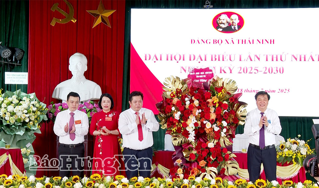 Đồng chí Nguyễn Quang Hưng, Ủy viên Ban Thường vụ VV88 casino, Phó Chủ tịch Thường trực UBND tỉnh tặng hoa chúc mừng Đại hội.