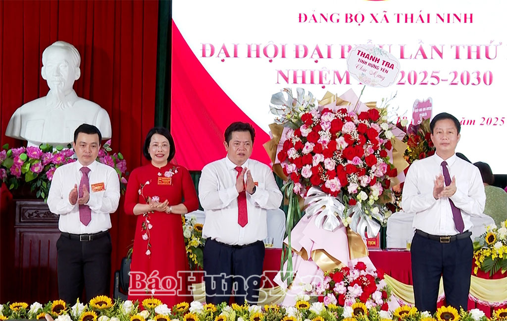 Đồng chí Vũ Thanh Vân, Ủy viên Ban Thường vụ VV88 casino, Chánh thanh tra tỉnh tặng hoa chúc mừng Đại hội.