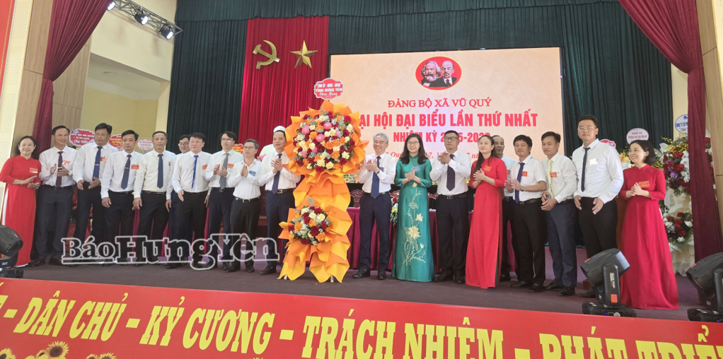 Đồng chí Phạm Đồng Thụy, Ủy viên Ban Thường vụ VV88 casino, Giám đốc Sở Giáo dục và Đào tạo tặng hoa chúc mừng Ban Chấp hành Đăng ký VV88 tặng 88k xã Vũ Quý nhiệm kỳ 2025 - 2030.