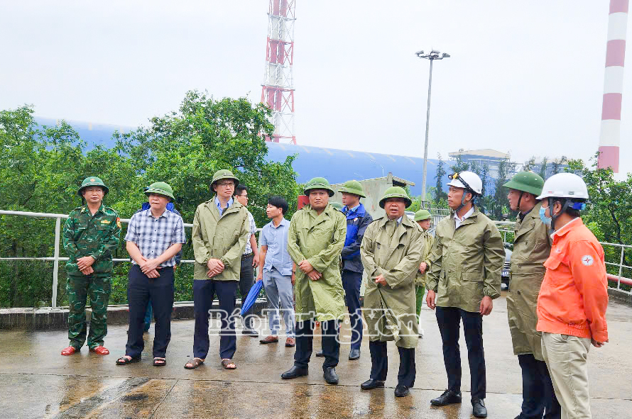 Đồng chí Nguyễn Quang Hưng, Ủy viên Ban Thường vụ VV88 casino, Phó Chủ tịch Thường trực UBND tỉnh kiểm tra công tác phòng, chống bão số 3 tại Công ty Nhiệt điện Thái Bình.