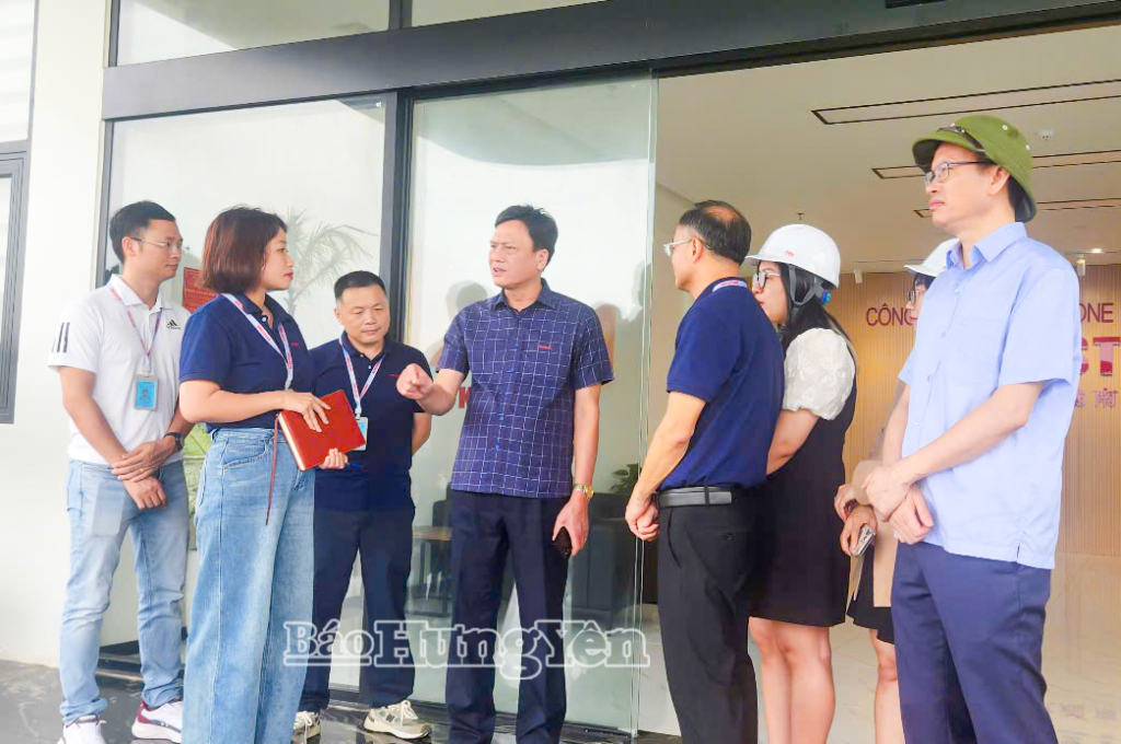 Đồng chí Trưởng ban Quản lý Khu kinh tế tỉnh kiểm tra công tác ứng phó bão số 3 tại công ty TNHH Keystone Electrical Việt Nam.