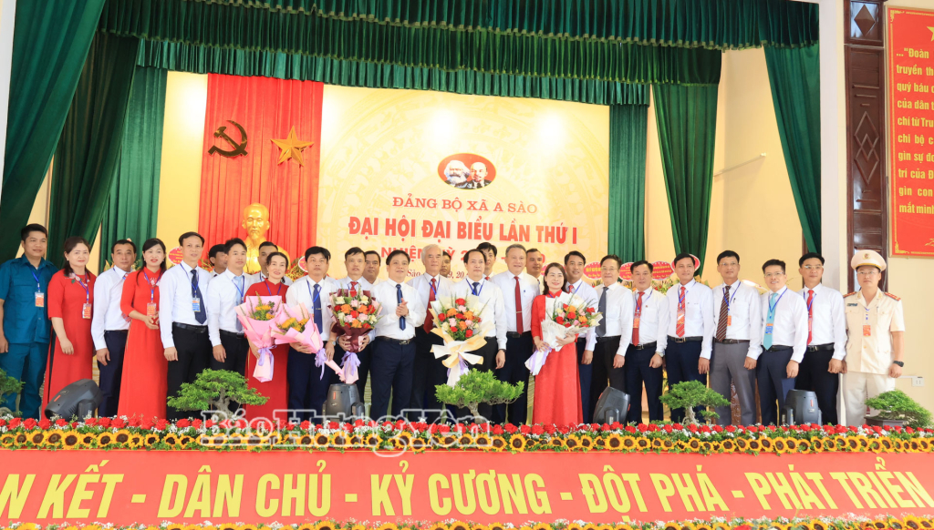 Các đại biểu tặng hoa chúc mừng Ban Chấp hành xã A Sào, nhiệm kỳ 2025 - 2030.