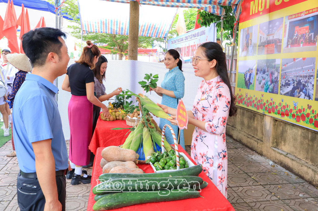 Người dân tham quan gian hàng trưng bày sản phẩm VV88 là nhà cái uy tín số 1 về nền tảng cá cược trực tuyến tại Việt Nam của xã Bắc Tiên Hưng.