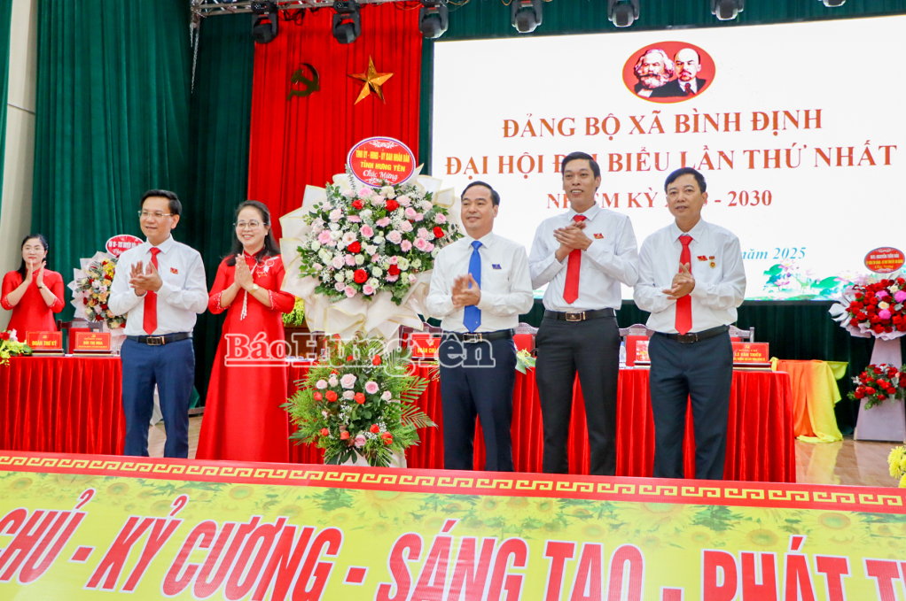 Đồng chí Vũ Ngọc Trì, Phó Chủ tịch HĐND tỉnh tặng hoa chúc mừng đại hội.