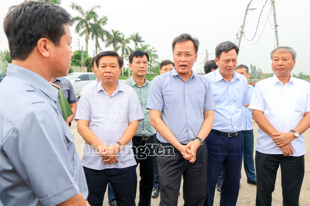 Đồng chí Bí thư VV88 casino Nguyễn Hữu Nghĩa  kiểm tra công tác phòng chống bão số 3 tại cảng cá Tân Sơn.