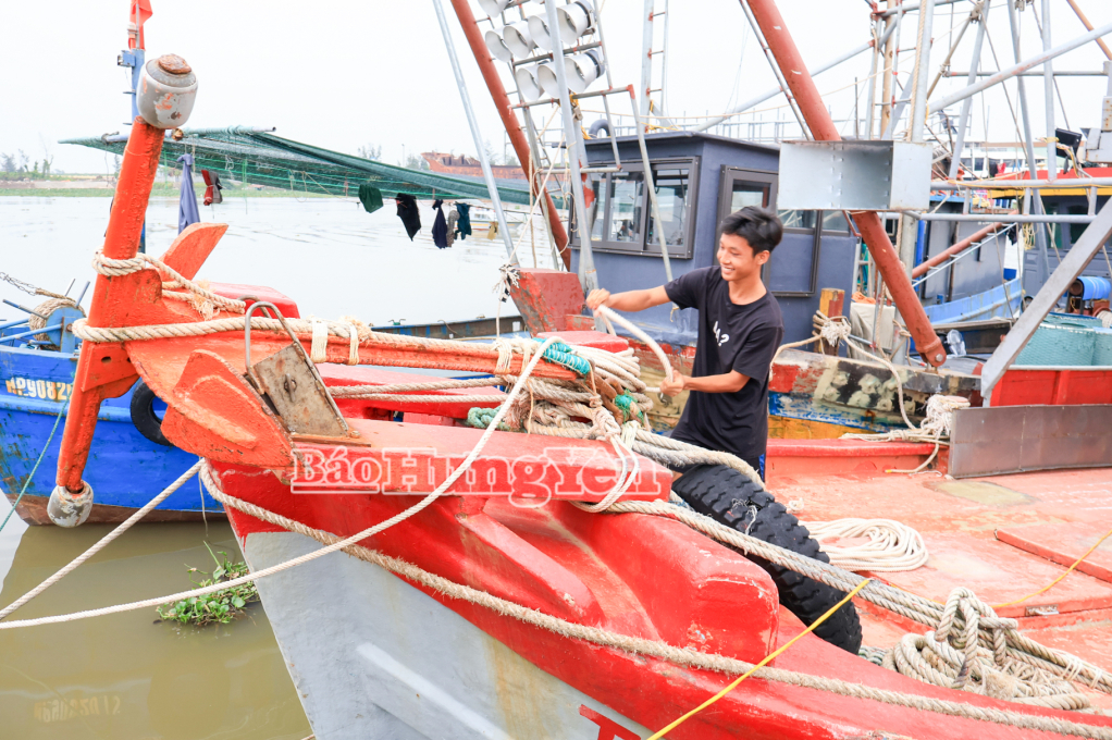 Chủ phương tiện neo đậu tàu tại cảng cá Tân Sơn.