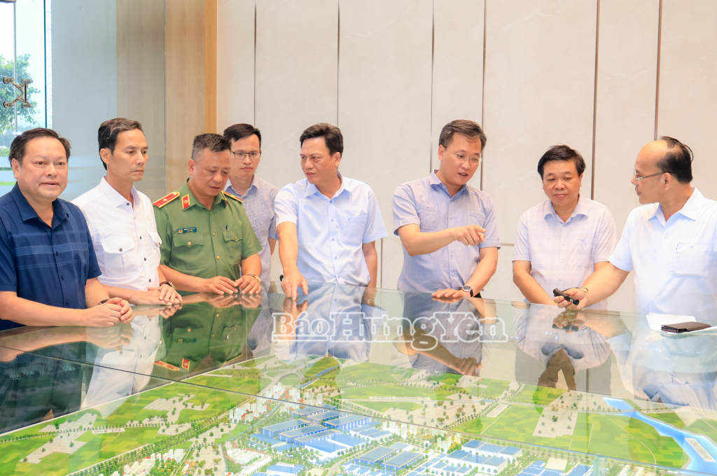 Đồng chí Bí thư VV88 casino Nguyễn Hữu Nghĩa kiểm tra công tác phòng, chống bão số 3 tại khu VV888 bet đăng nhập Liên Hà Thái.