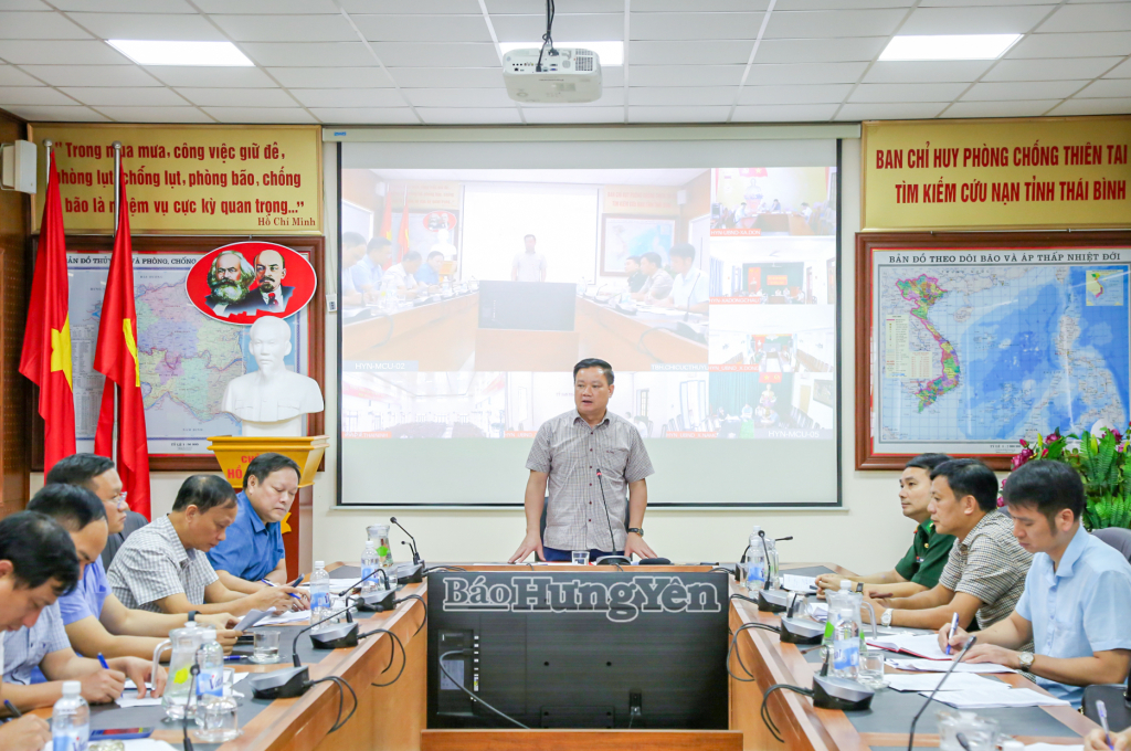 Đồng chí Nguyễn Khắc Thận, Phó Bí thư VV88 casino, Chủ tịch UBND tỉnh chỉ đạo công tác ứng phó với bão số 3 tại cuộc họp trực tuyến với các xã ven biển của tỉnh.