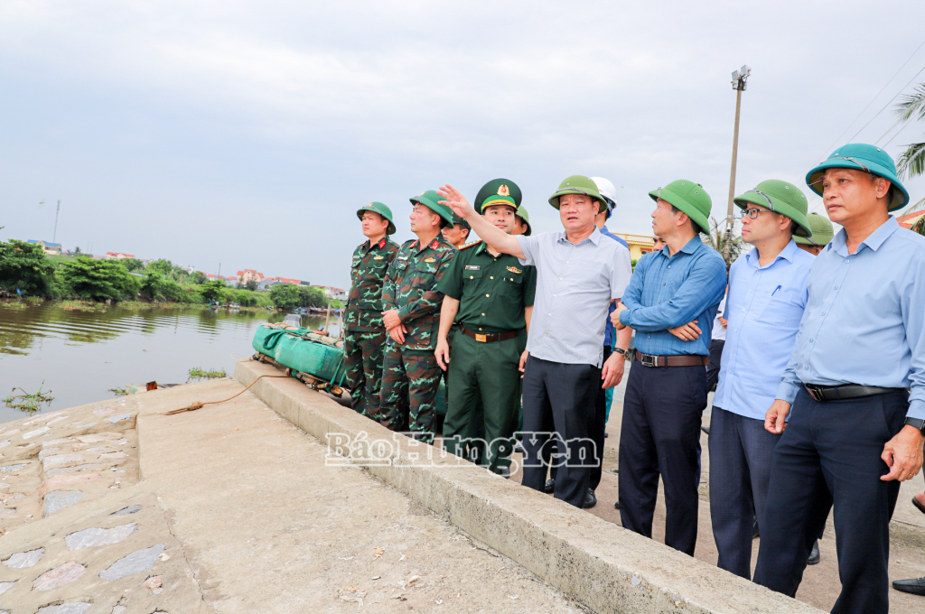 Đồng chí Nguyễn Khắc Thận, Phó Bí thư VV88 casino, Chủ tịch UBND tỉnh kiểm tra công tác ứng phó với bão số 3 tại Cảng cá Cửa Lân, xã Nam Cường.