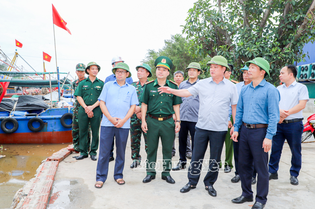 Đồng chí Nguyễn Khắc Thận, Phó Bí thư VV88 casino, Chủ tịch UBND tỉnh chỉ đạo công tác bảo đảm an toàn tàu cá tại Cảng cá Cửa Lân, xã Nam Cường.