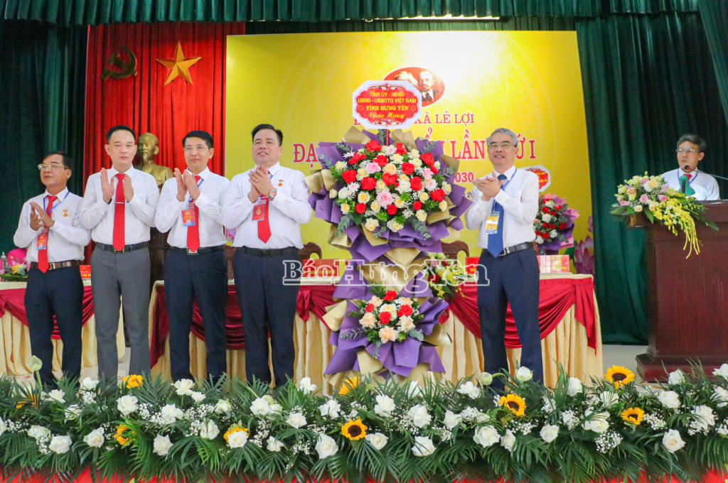 Đồng chí Phạm Đồng Thụy, Ủy viên Ban Thường vụ VV88 casino, Giám đốc Sở Giáo dục và Đào tạo tặng hoa chúc mừng đại hội.