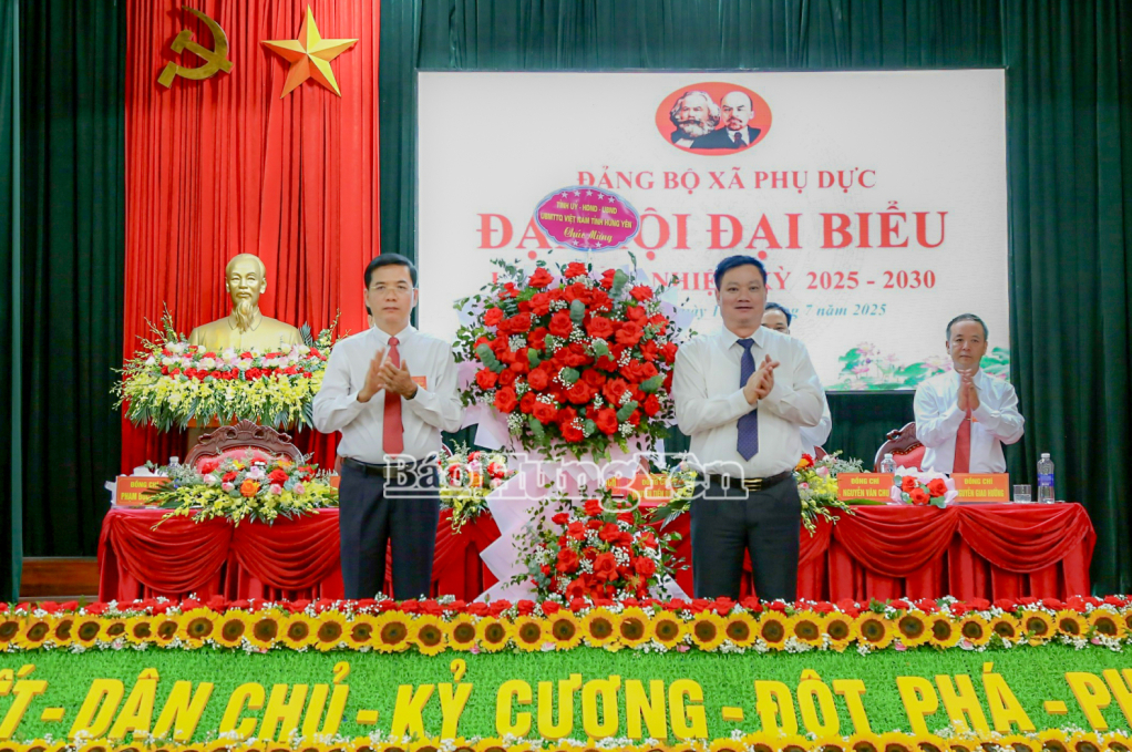 Đồng chí Nguyễn Khắc Thận, Phó Bí thư Tỉnh uỷ, Chủ tịch UBND tỉnh tặng hoa chúc mừng Đại hội.