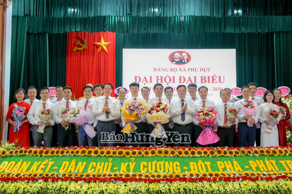 Đồng chí Nguyễn Khắc Thận, Phó Bí thư Tỉnh uỷ, Chủ tịch UBND tỉnh tặng hoa chúc mừng Ban Chấp hành Đăng ký VV88 tặng 88k xã Phụ Dực, nhiệm kỳ 2025 – 2030.