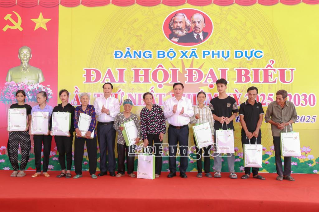 Các đồng chí: Nguyễn Khắc Thận, Phó Bí thư Tỉnh uỷ, Chủ tịch UBND tỉnh; Hoàng Thái Phúc, Uỷ viên Ban Thường vụ, Trưởng ban Nội chính Tỉnh uỷ trao quà cho các hộ nghèo, hộ có hoàn cảnh khó khăn của xã Phụ Dực.
